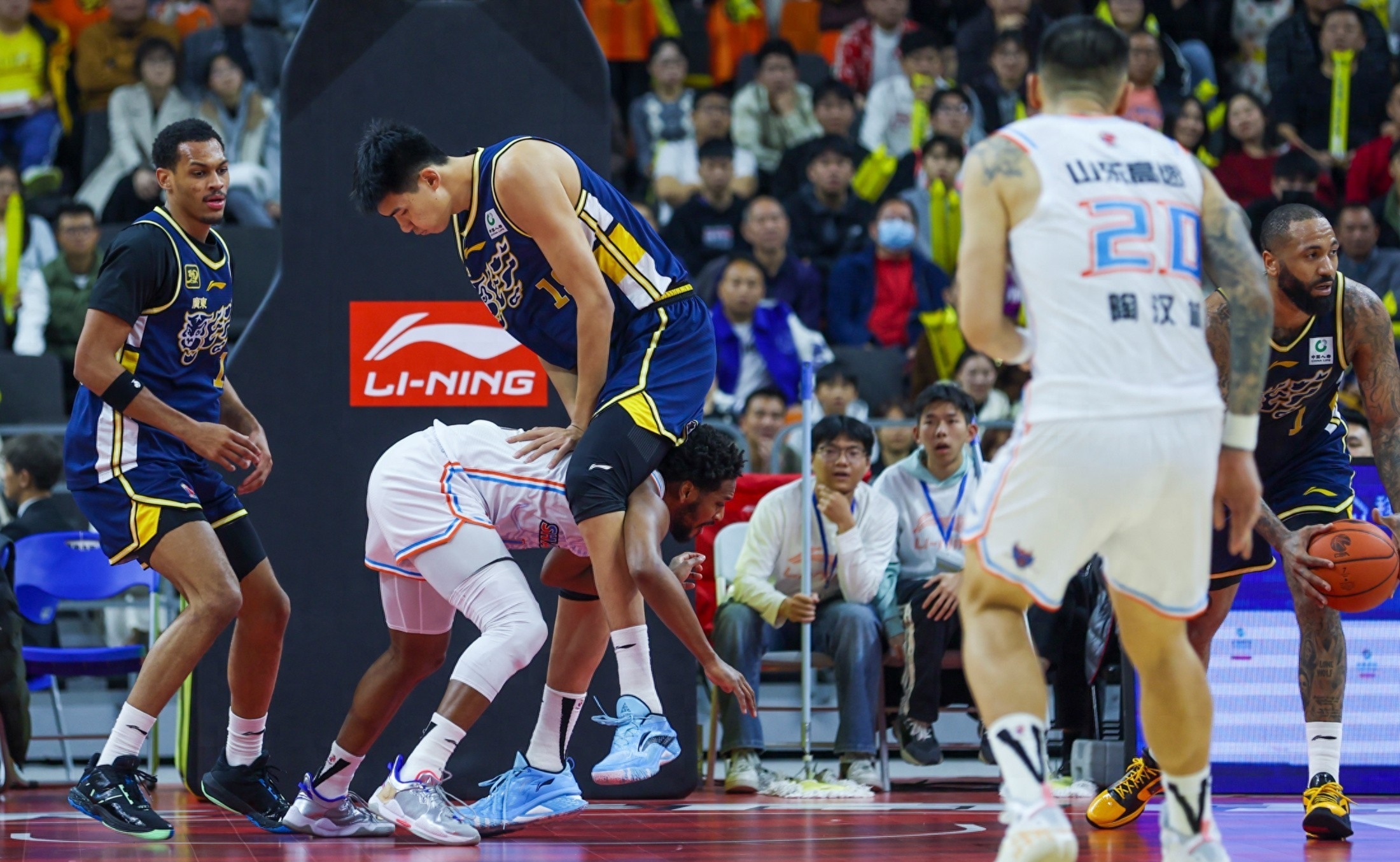 关键时刻全明星赛焦点战，武汉三镇战术微调，气氛紧张，赛季目标并未改变的简单介绍